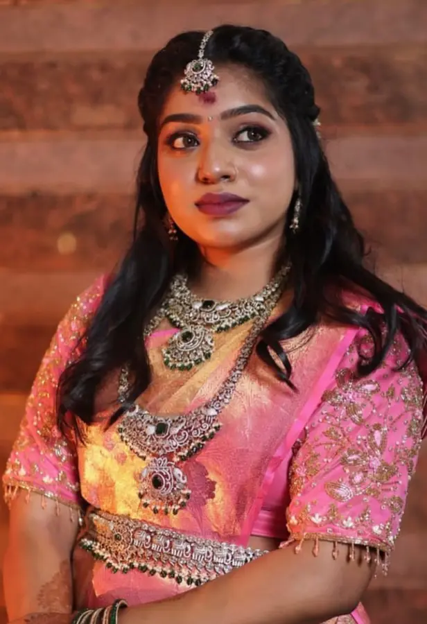 A bride wearing a South Indian bridal jewellery set