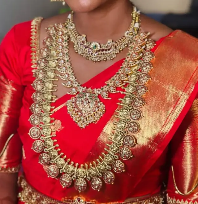 A bride wearing a South Indian bridal jewellery set