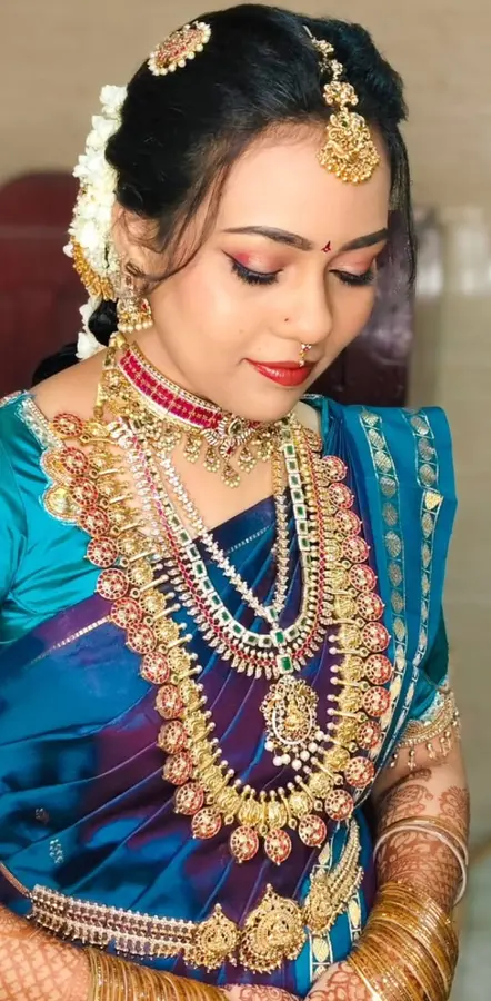 A bride wearing a South Indian bridal jewellery set