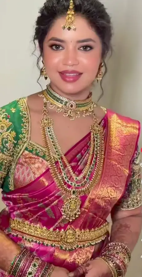 A bride wearing a South Indian bridal jewellery set